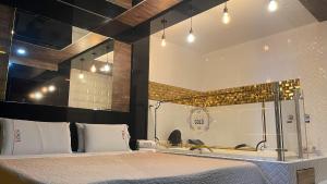 a bedroom with a bed and a basketball hoop at Amarte Suite in Bogotá