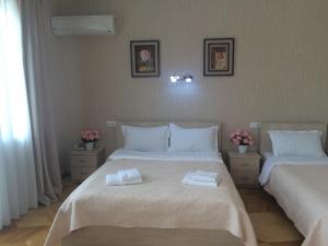 Rúm í herbergi á Hotel Doesi