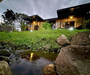 Κήπος έξω από το Creekside Lofts #1