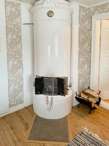 una camera con una grande vasca bianca di Historic Cottage Near Wiredaholm ad Aneby