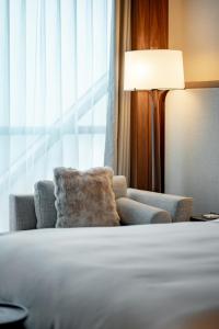 Una cama o camas en una habitación de Vignette Collection Shanghai Snow World Hotel by IHG