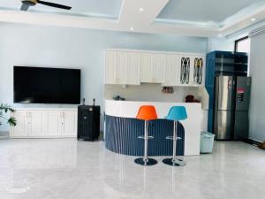 Η κουζίνα ή μικρή κουζίνα στο Flamingo Hải Tiến - Lavender Villa 5 phòng ngủ +12 φωτογραφίες