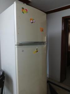una nevera en una cocina con imanes en Room at khan house, en Islamabad
