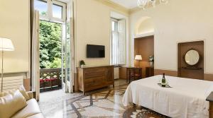 a large room with a bed and a television at Hotel Roma e Rocca Cavour in Turin