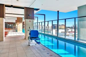 Bazén v ubytování Cityscape Haven - CBD retreat with an array of Hotel Amenities nebo v jeho okolí
