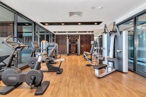 Fitness centrum a/nebo fitness zařízení v ubytování Cityscape Haven - CBD retreat with an array of Hotel Amenities