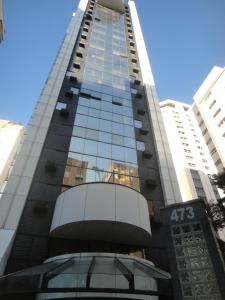 un edificio alto con muchas ventanas en Apartamento Flat nos Jardins, en São Paulo