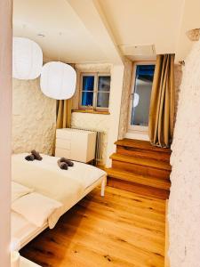 ein Schlafzimmer mit zwei Betten und zwei Fenstern in der Unterkunft central bijou in Thun