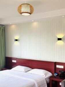 Postel nebo postele na pokoji v ubytování Chongqing Justom Family Apartment Hotel Jiaochangkou Branch