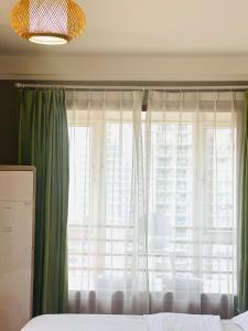 Postel nebo postele na pokoji v ubytování Chongqing Justom Family Apartment Hotel Jiaochangkou Branch