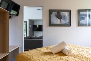 Postel nebo postele na pokoji v ubytování Central Heights - Main Street Views