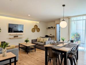 a living room with a table and a couch at Casa Donceles - Amplios Departamentos Familiares en Centro Histórico in Mexico City
