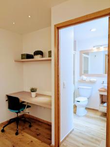 a home office with a desk and a toilet at Casa Donceles Apartments and Suites, Alojamientos ideales para familias y grupos in Mexico City