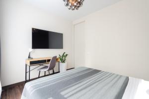 Televízia a/alebo spoločenská miestnosť v ubytovaní Petrovdom Apartments 11-120 in RC Hoffman House, 34 Zolotoustivska Street