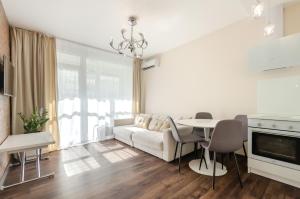 Televízia a/alebo spoločenská miestnosť v ubytovaní Petrovdom Apartments 11-120 in RC Hoffman House, 34 Zolotoustivska Street