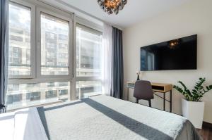 Televízia a/alebo spoločenská miestnosť v ubytovaní Petrovdom Apartments 11-120 in RC Hoffman House, 34 Zolotoustivska Street