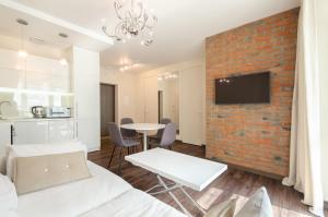 Televízia a/alebo spoločenská miestnosť v ubytovaní Petrovdom Apartments 11-120 in RC Hoffman House, 34 Zolotoustivska Street