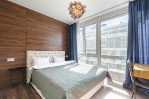 Posteľ alebo postele v izbe v ubytovaní Petrovdom Apartments 11-120 in RC Hoffman House, 34 Zolotoustivska Street