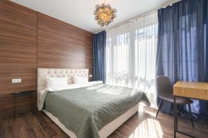 Posteľ alebo postele v izbe v ubytovaní Petrovdom Apartments 11-120 in RC Hoffman House, 34 Zolotoustivska Street