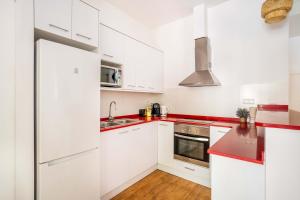 Kuchyň nebo kuchyňský kout v ubytování Pl Universitat Bright and cozy 2BD - 2BTH