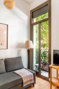 Televízia a/alebo spoločenská miestnosť v ubytovaní Pl Universitat Bright and cozy 2BD - 2BTH