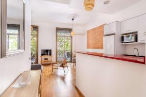 Kuchyňa alebo kuchynka v ubytovaní Pl Universitat Bright and cozy 2BD - 2BTH