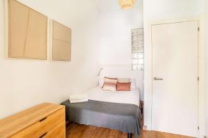 Postel nebo postele na pokoji v ubytování Pl Universitat Bright and cozy 2BD - 2BTH