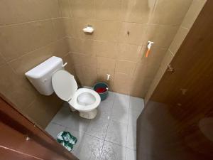 a small bathroom with a toilet in a stall at Bilik Rehat Aircond Pekan in Pekan