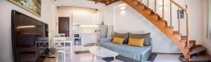 ein Wohnzimmer mit einem blauen Sofa und einer Treppe in der Unterkunft Aigaiou House 2 in Thessaloniki