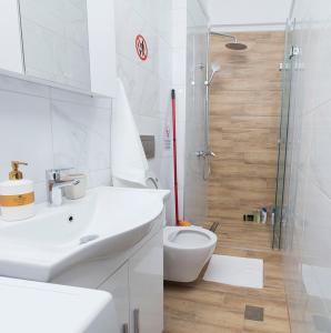 ein Badezimmer mit Toilette, Waschbecken und Dusche in der Unterkunft Aigaiou House 2 in Thessaloniki + 45 Fotos