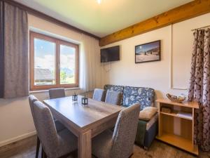 Televízia a/alebo spoločenská miestnosť v ubytovaní Contemporary Apartment in Maishofen near Ski Area