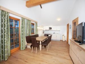 Cuisine ou kitchenette dans l'établissement Apartment in Wald im Pinzgau with Swimming Pool and Views