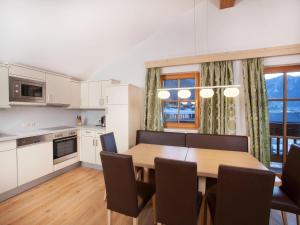 Cuisine ou kitchenette dans l'établissement Apartment in Wald im Pinzgau with Swimming Pool and Views