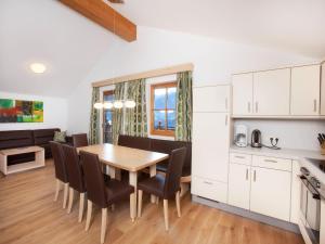 Cuisine ou kitchenette dans l'établissement Apartment in Wald im Pinzgau with Swimming Pool and Views