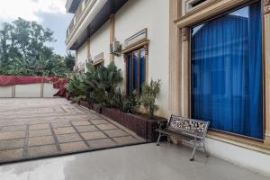 RedDoorz near Islamic Center Jambi的阳台或露台