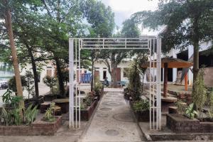 RedDoorz near Islamic Center Jambi外面的花园