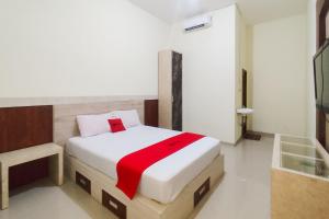 RedDoorz near Islamic Center Jambi客房内的一张或多张床位