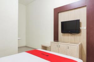 RedDoorz near Islamic Center Jambi的电视和/或娱乐中心