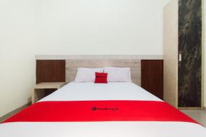 RedDoorz near Islamic Center Jambi客房内的一张或多张床位