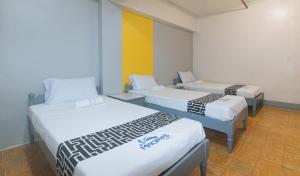 Postel nebo postele na pokoji v ubytování Hotel Madiaas by RedDoorz + 37 fotografií