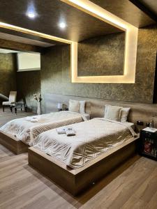 Monogramlux客房内的一张或多张床位
