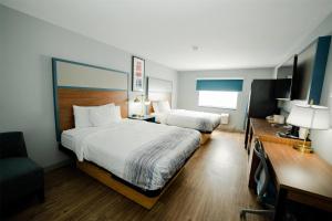 Ένα ή περισσότερα κρεβάτια σε δωμάτιο στο AmericInn by Wyndham Tomahawk
