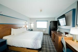 Ένα ή περισσότερα κρεβάτια σε δωμάτιο στο AmericInn by Wyndham Tomahawk
