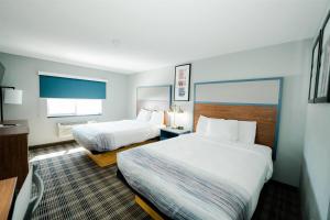 Ένα ή περισσότερα κρεβάτια σε δωμάτιο στο AmericInn by Wyndham Tomahawk