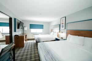 Ένα ή περισσότερα κρεβάτια σε δωμάτιο στο AmericInn by Wyndham Tomahawk