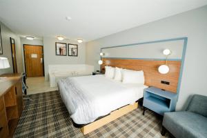 Ένα ή περισσότερα κρεβάτια σε δωμάτιο στο AmericInn by Wyndham Tomahawk