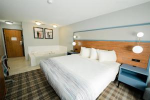 Ένα ή περισσότερα κρεβάτια σε δωμάτιο στο AmericInn by Wyndham Tomahawk