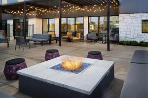 达拉斯Home2 Suites By Hilton Dallas East的中间有一个喷泉的大厅