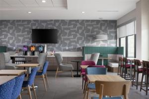 Home2 Suites By Hilton Dallas East的电视和/或娱乐中心