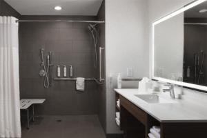 Home2 Suites By Hilton Dallas East的一间浴室
